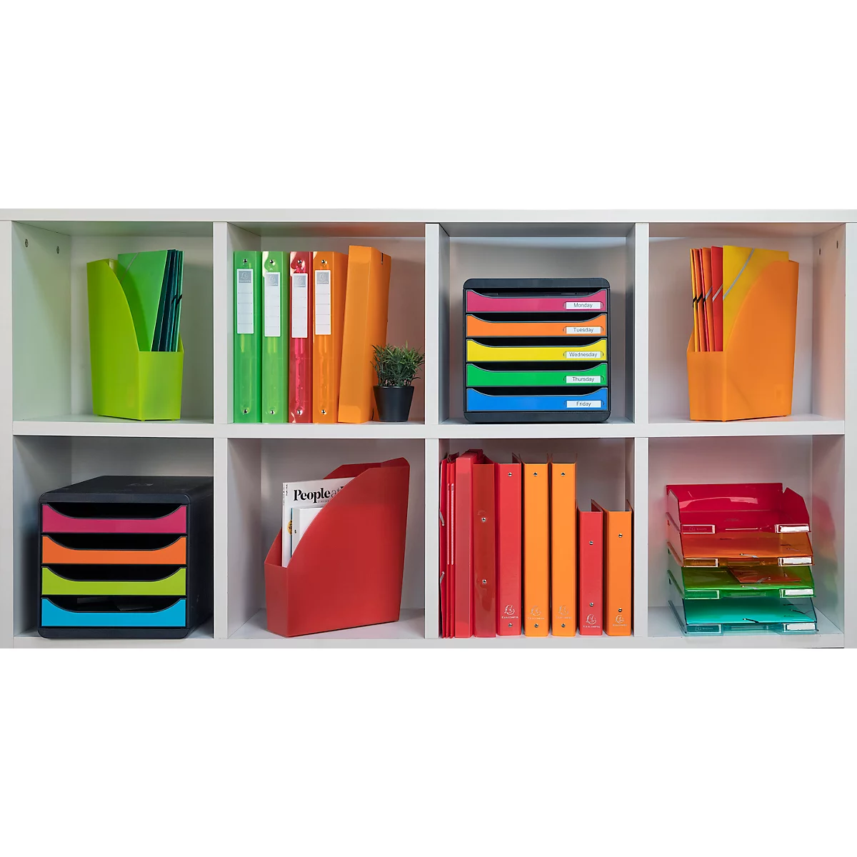 Ein weisses Regal mit verschiedenen bunten Büro-Organisationsmitteln, wie Ordnern, Ablagefächern und Magazinhaltern.