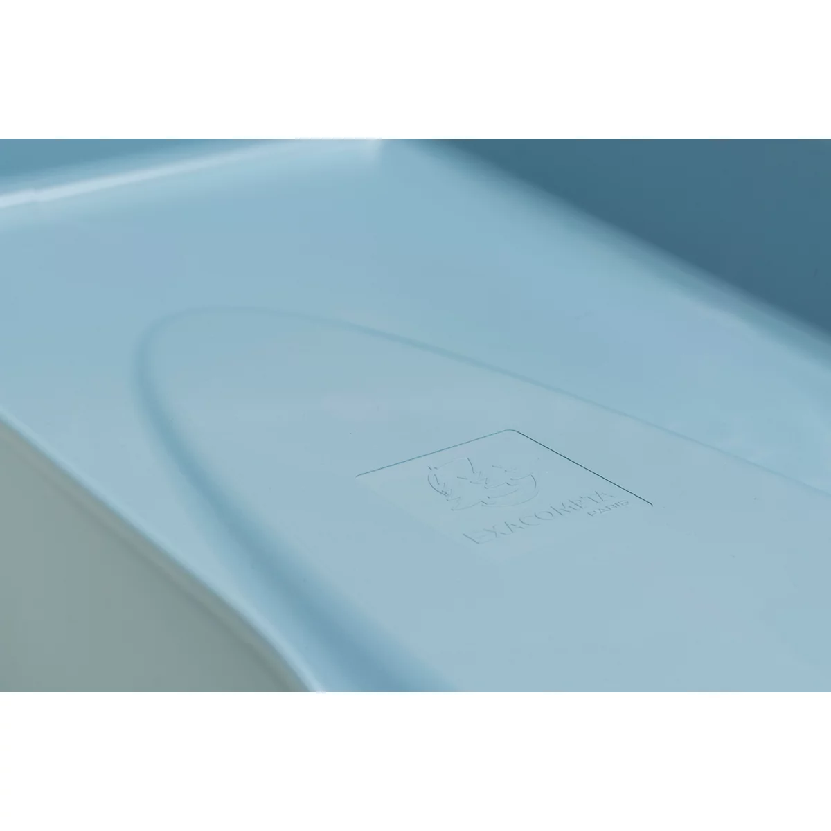 Nahaufnahme einer hellblauen Plastikwanne mit Logo-Details und abgerundeten Kanten.