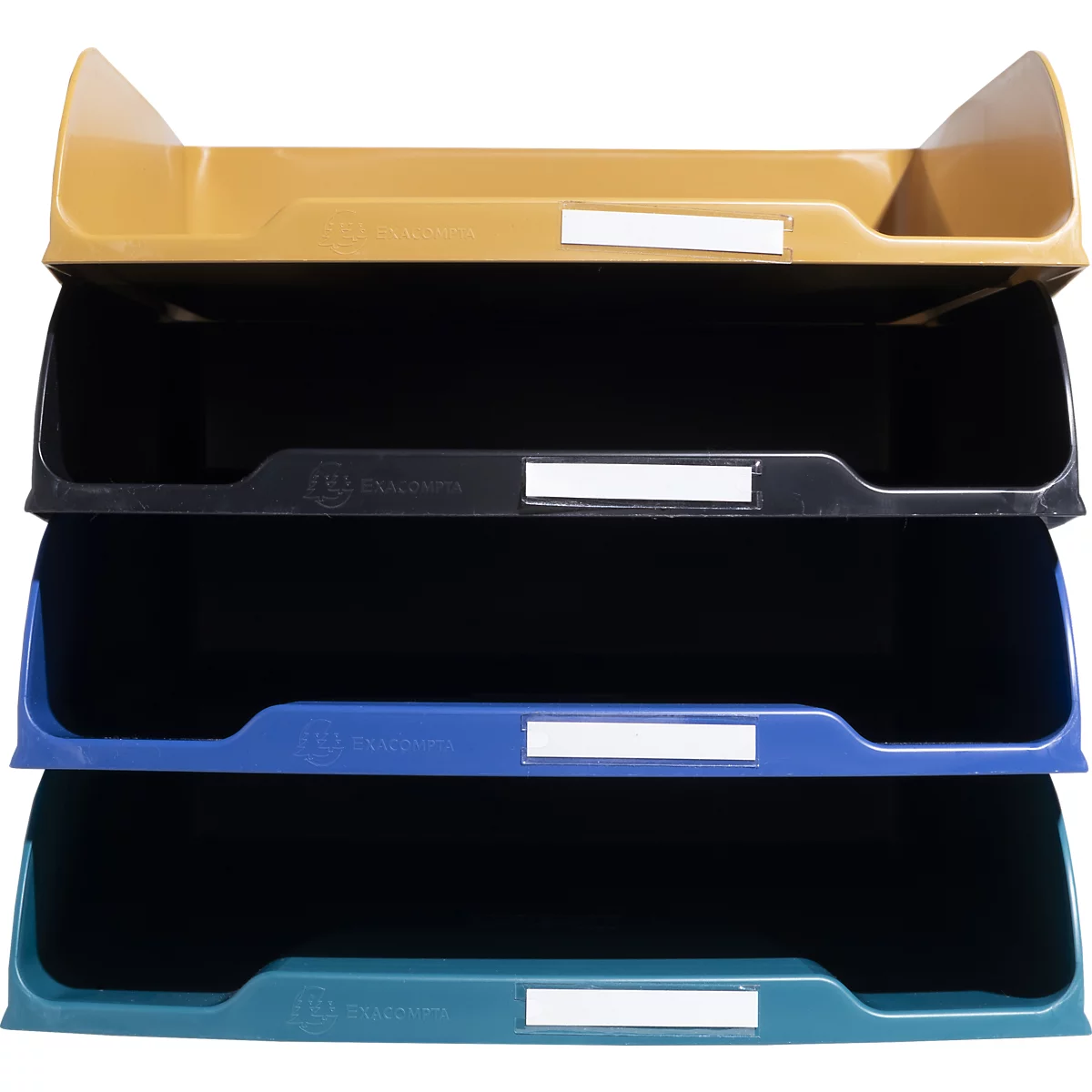 Vierfarbige, stapelbare Ablageschalen: Gelb, Schwarz, Blau und Türkis. Jede Schale hat einen weißen Namensschild.