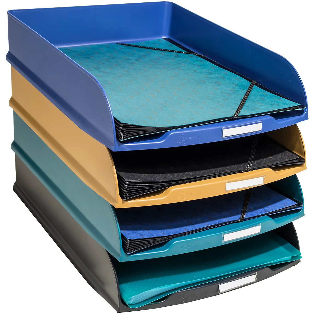 Stapel van veelkleurige trays met papieren. Blauwe, gele, turquoise en zwarte trays gevuld met documenten. Elke tray heeft een naamlabel.