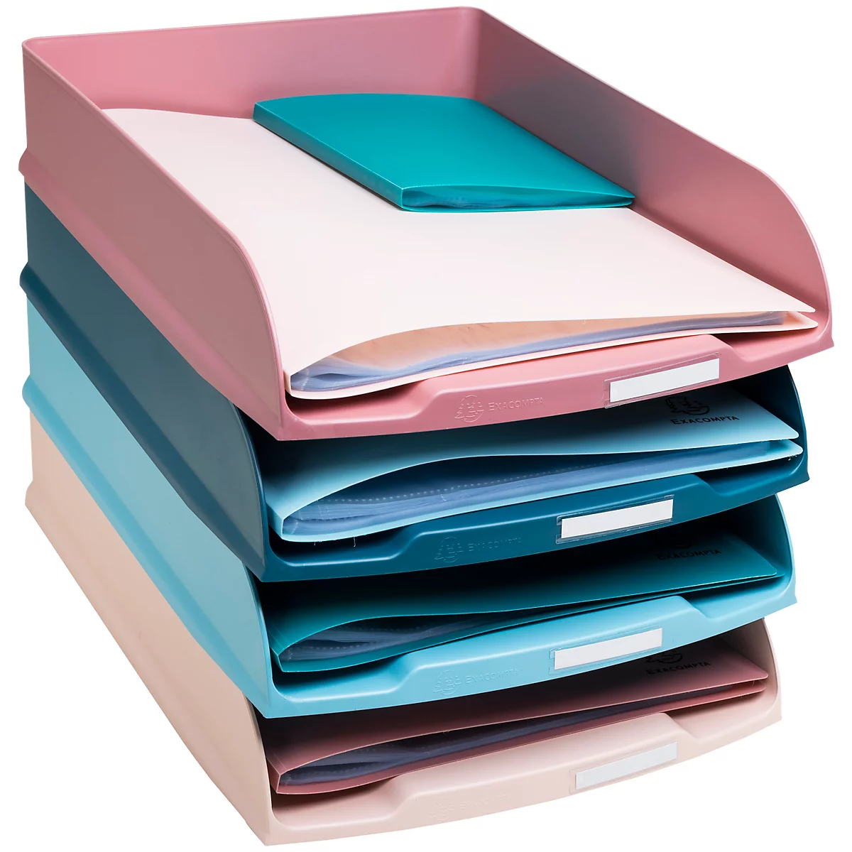 Multicoloured papieren bakken toren. Roze, blauwe, turquoise en crèmekleurige bakken gevuld met papier. Een turkoois kussen ligt bovenop.