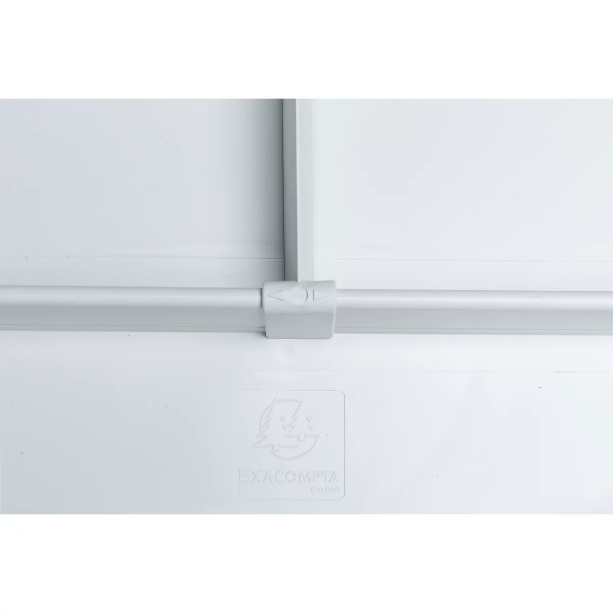 Des tuyaux gris se connectent à angle droit. Logo et lettrage en dessous.