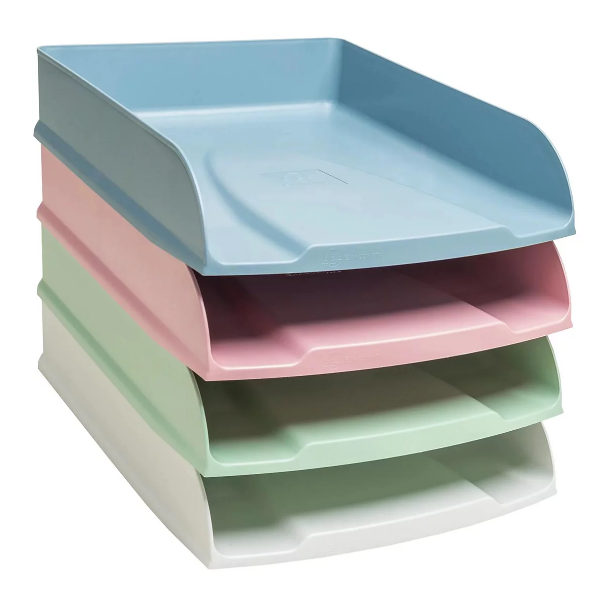 Des corbeilles à papier empilées en bleu, rose, vert et blanc. Vue de face.