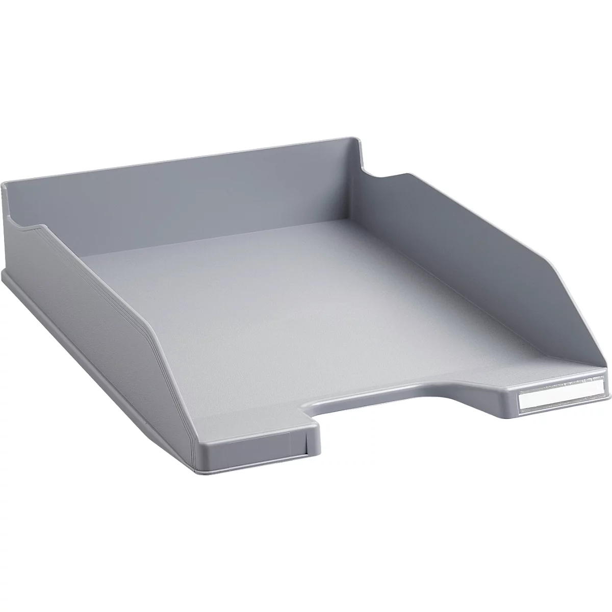 Plateau de rangement gris incliné avec un bord surélevé. Une étiquette blanche est apposée.