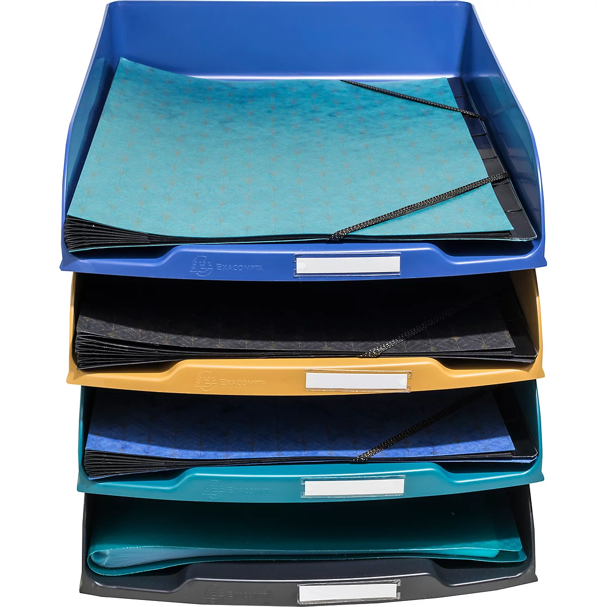Pile de plateaux multicolores avec des papiers dans les compartiments. Bleu en haut, puis noir, jaune, turquoise et gris.