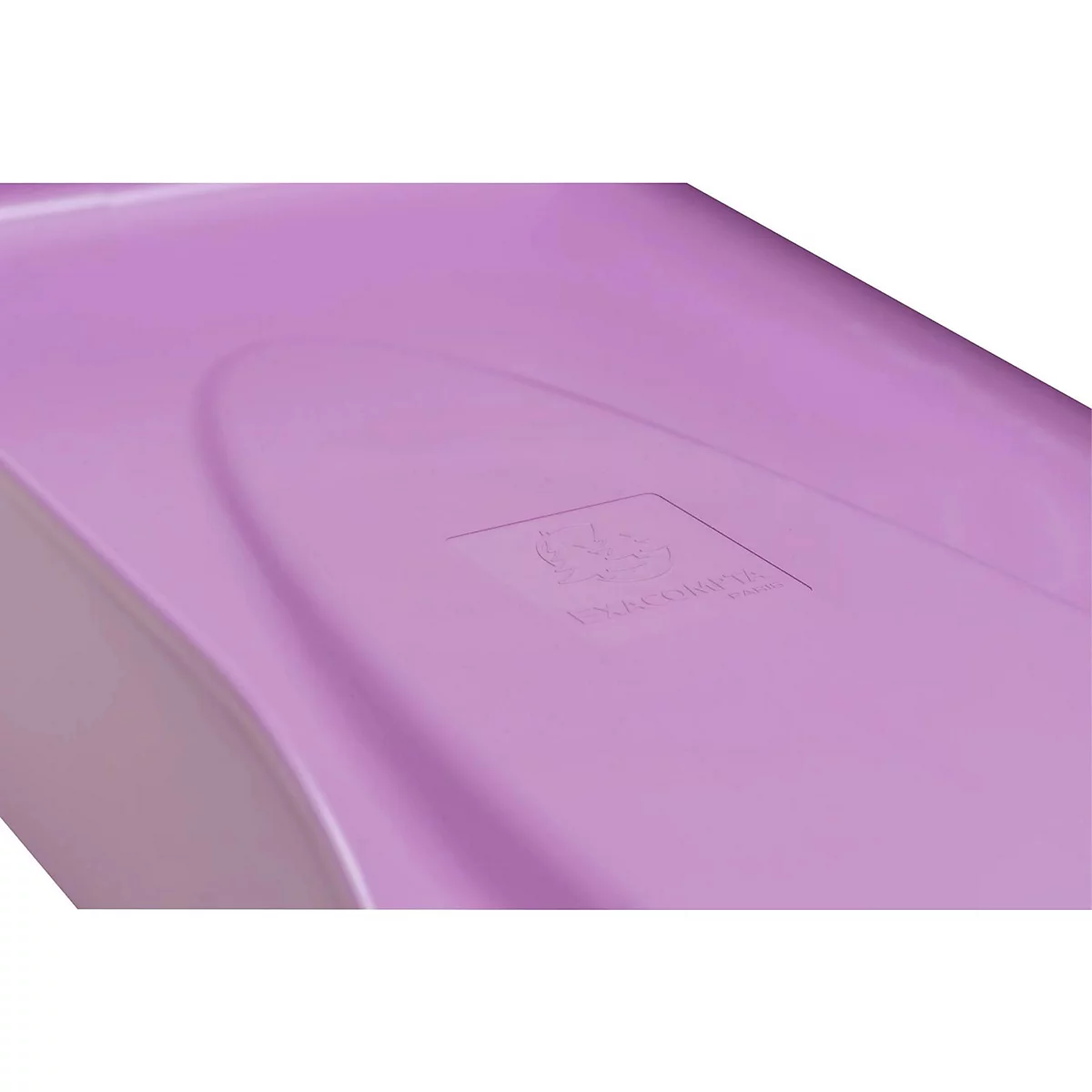 Gros plan d'une surface en plastique violet avec un logo en relief. La vue est légèrement d'en haut.