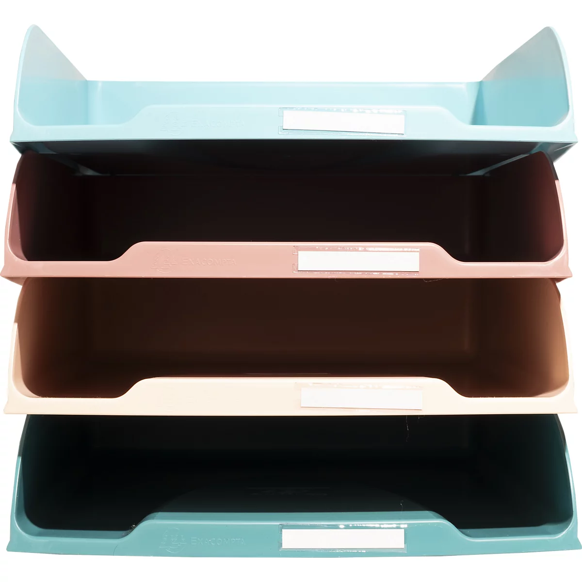Plateaux empilables quadrichromes, bleu, rose, marron et turquoise. Avec des étiquettes blanches.