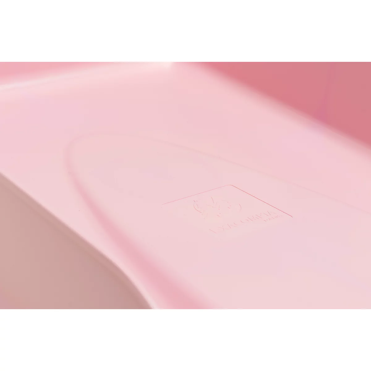 Dessin de contour d'appareil photo gris sur fond blanc.