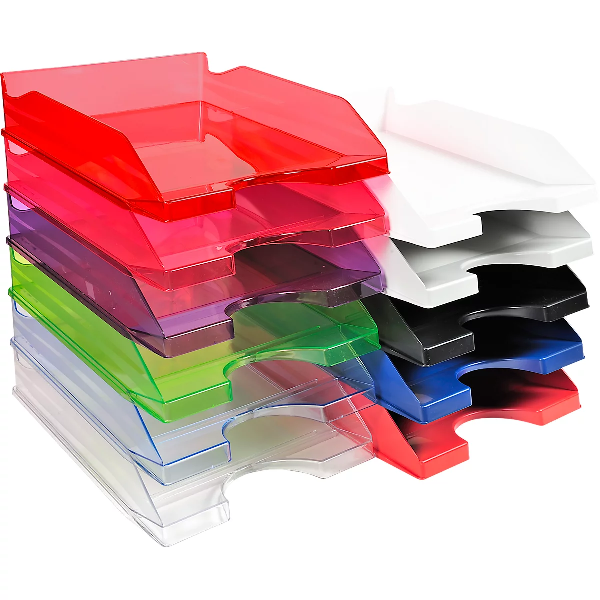 Des plateaux à documents en plastique multicolores. Les plateaux sont empilés en différentes couleurs.