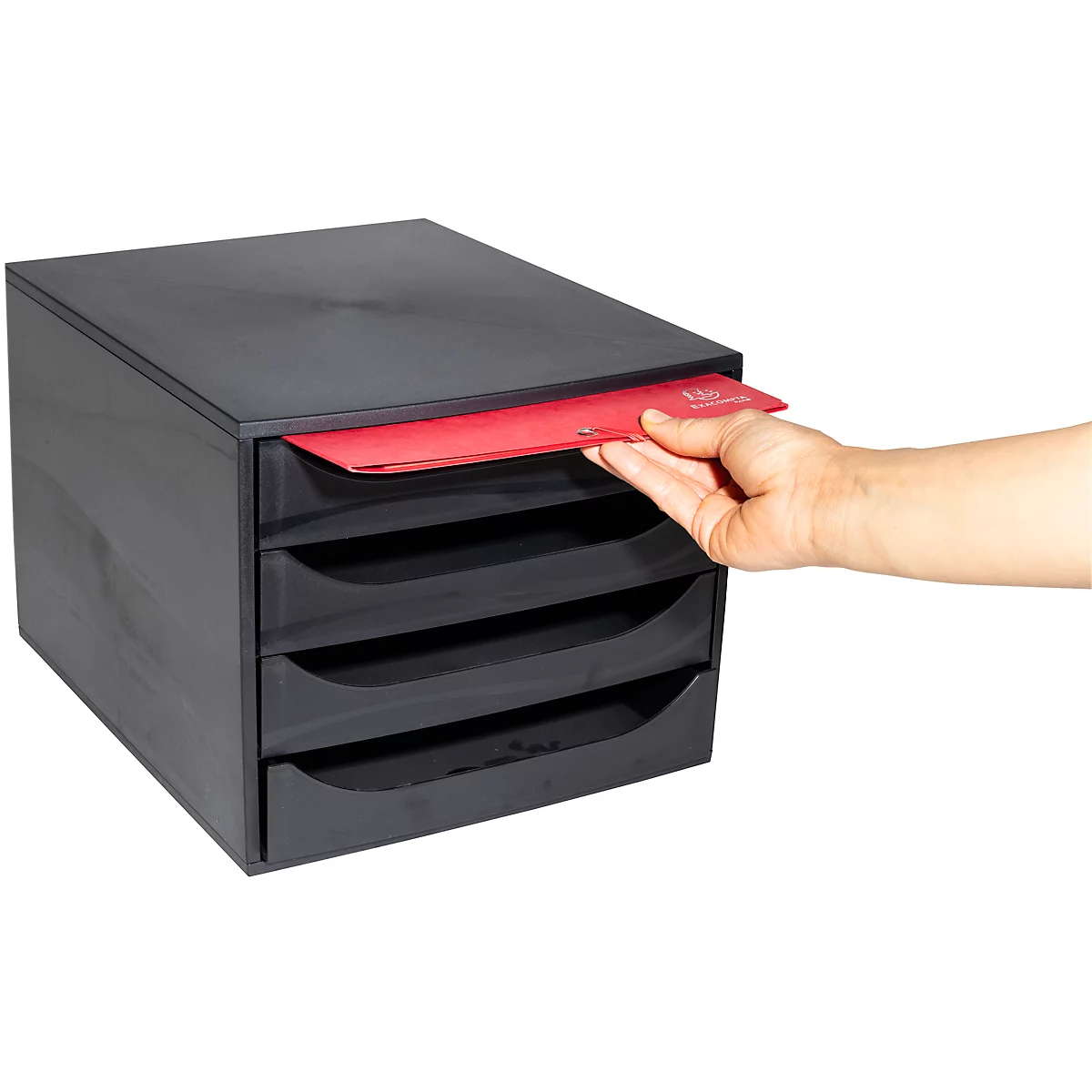 Organisateur de documents noir avec quatre compartiments. Une main retire un document rouge.