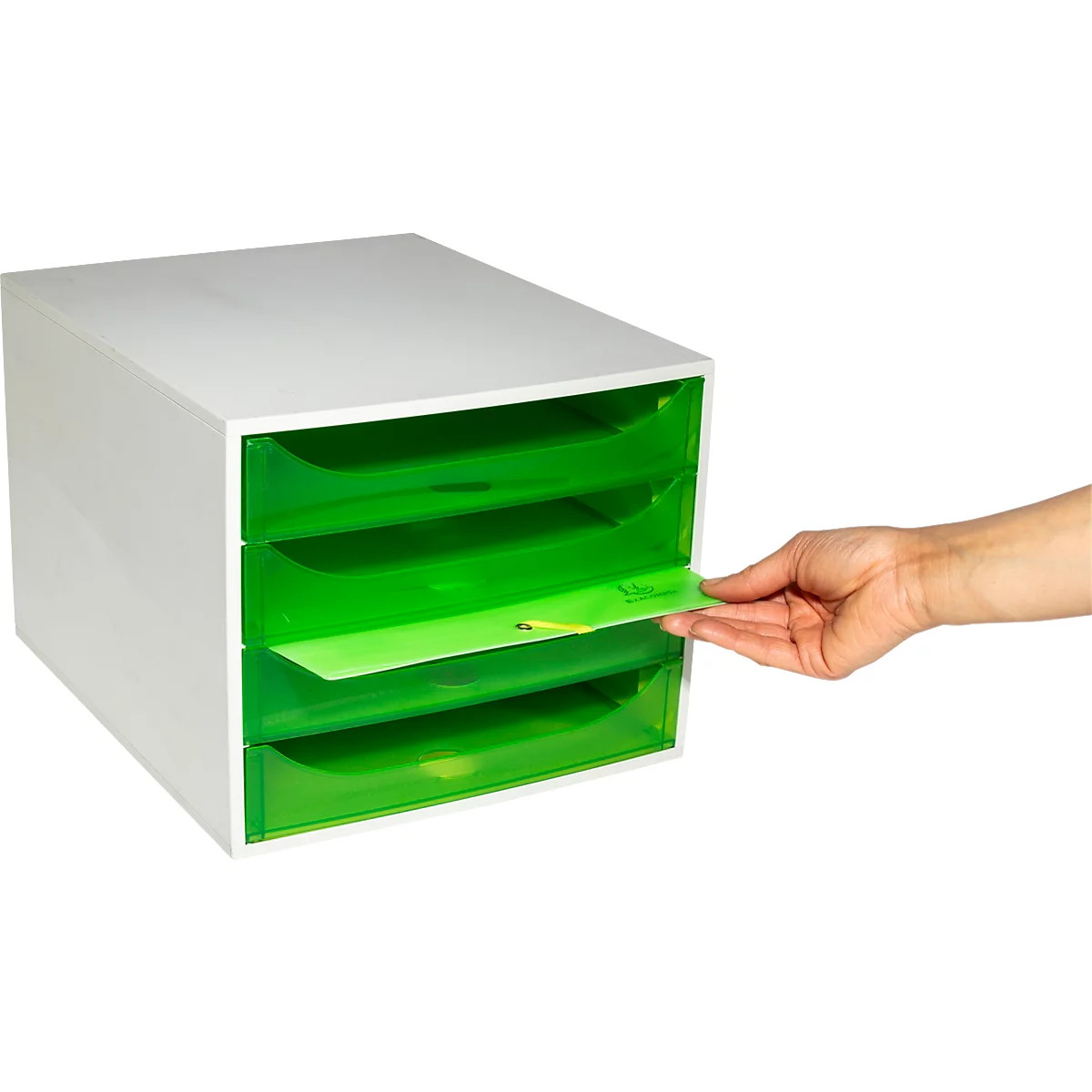 Weiße Schubladenbox mit vier grünen, transparenten Schubladen, eine Hand öffnet eine der Schubladen.