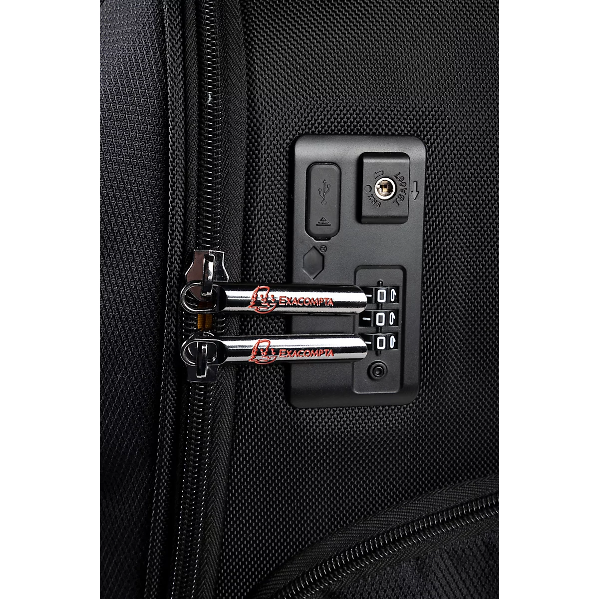 Detailansicht einer schwarzen Reisetasche mit silbernen Reißverschlüssen und einem Zahlenschloss.