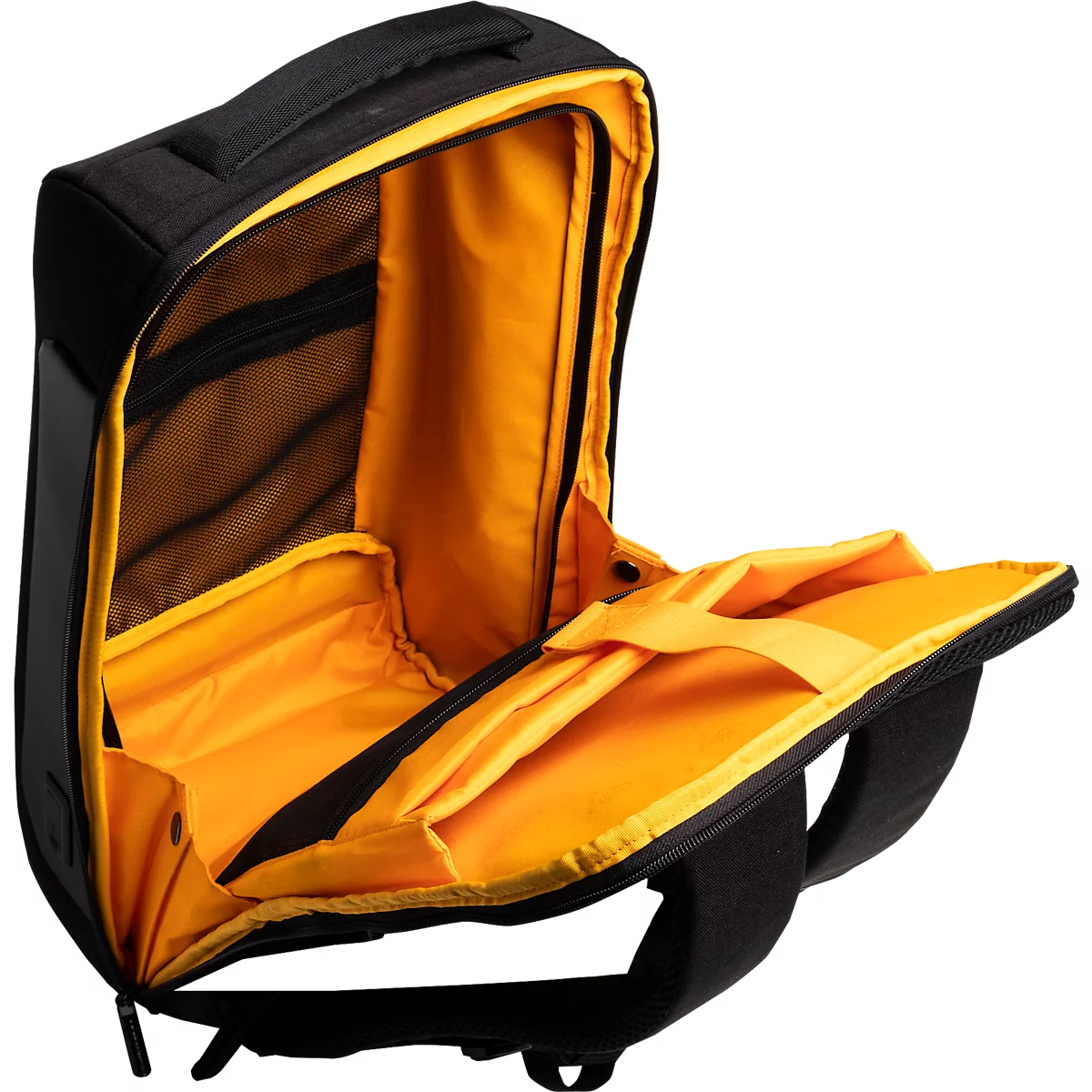 Ein schwarzer Rucksack mit orangenem Innenfutter, geöffnet. Mehrere Fächer, Tragegriffe und Schultergurte sind sichtbar.