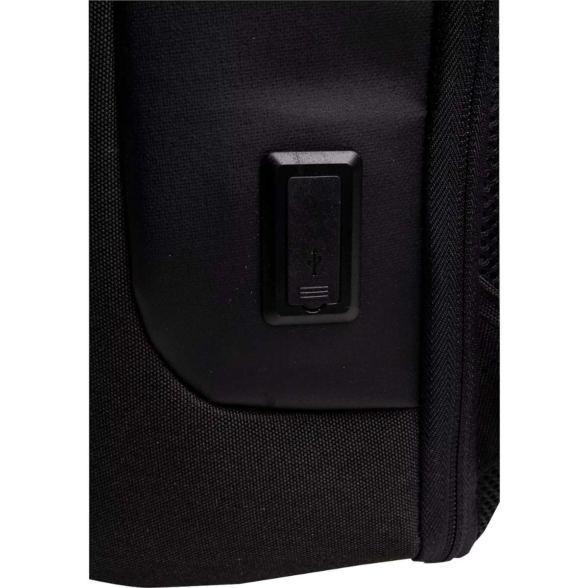 Naheinstellung eines schwarzen Rucksacks mit USB-Anschluss.