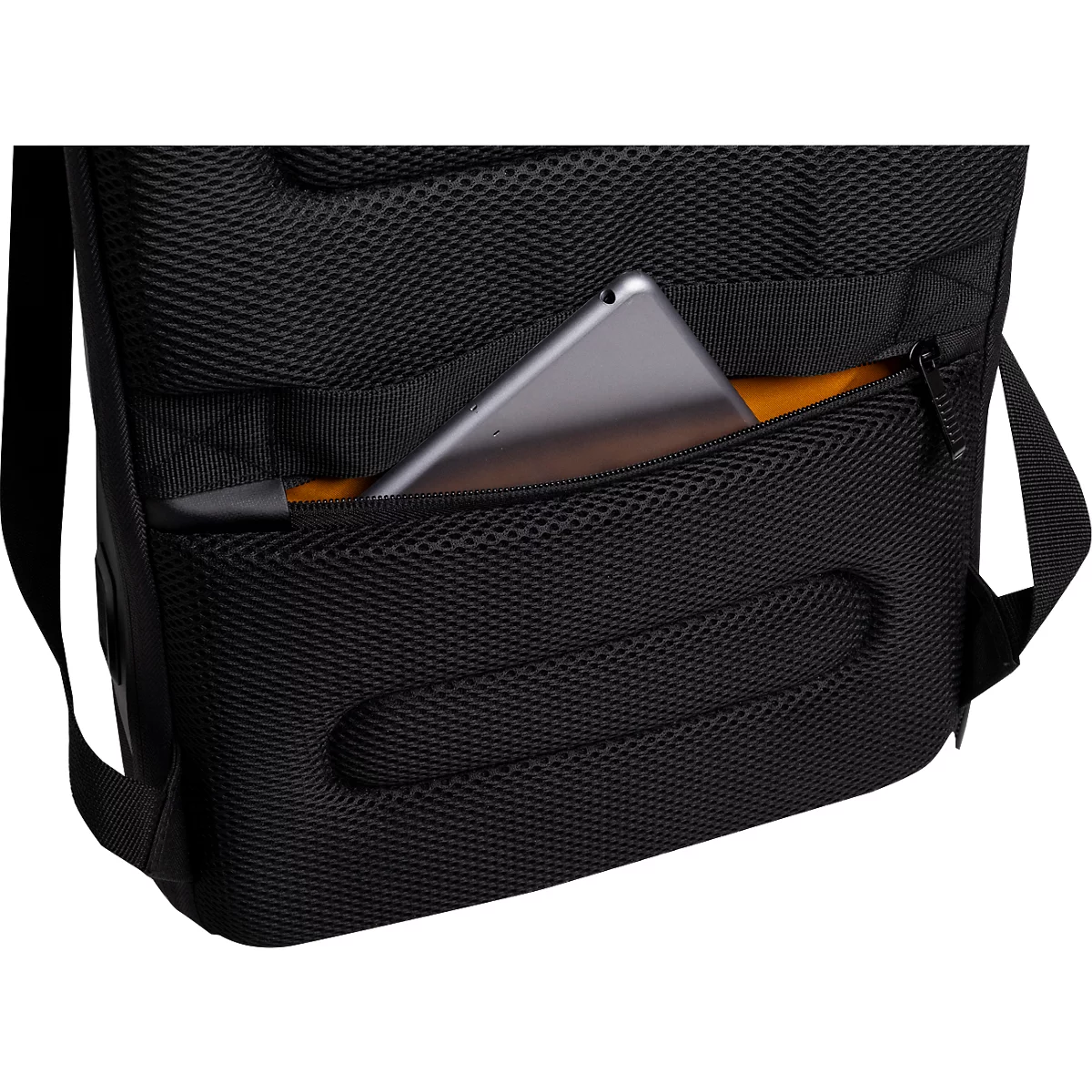 Schwarzer Rucksack mit Tablet in der Reißverschlusstasche. Der Stoff ist strukturiert, die Tasche mit orangefarbenem Futter.