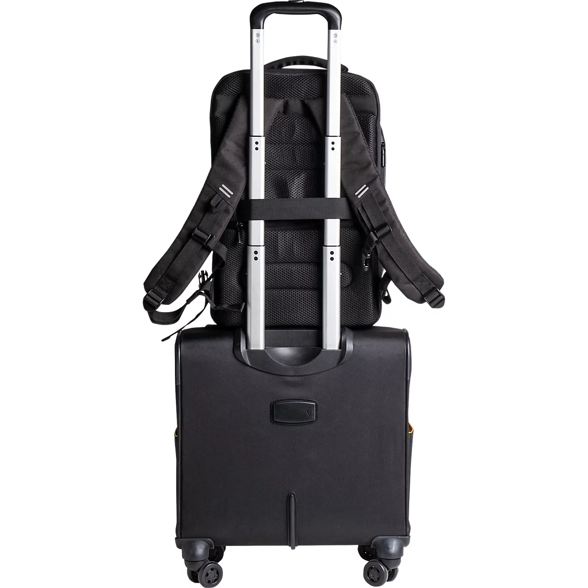 Schwarzer Trolley mit Rucksack auf weißem Hintergrund. Der Trolley hat einen silbernen Griff. Der Rucksack hat Schultergurte.