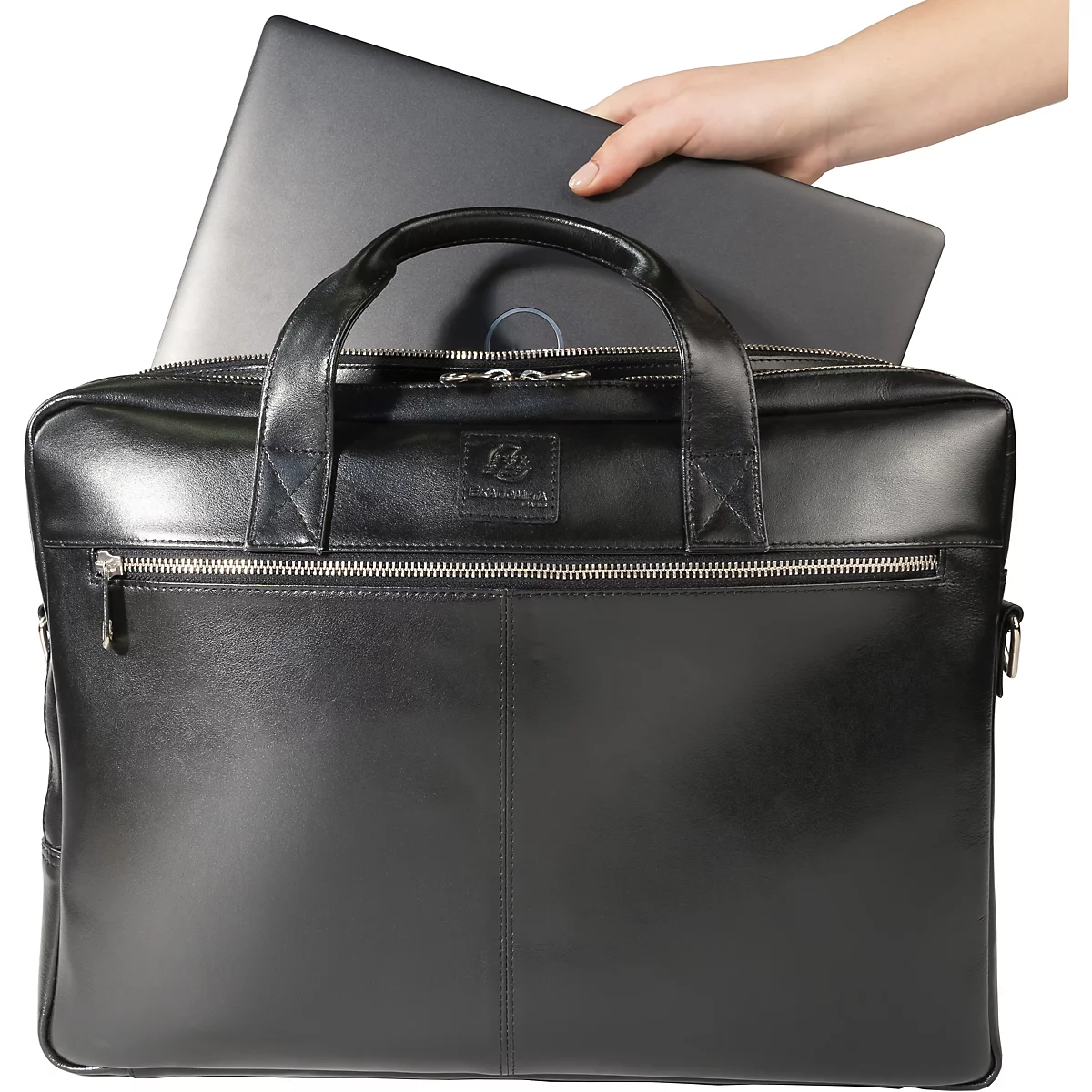 Schwarze Ledertasche mit Laptop. Hand hält Laptop über offener Tasche. Reißverschluss, Tragegriff, dezentes Logo.