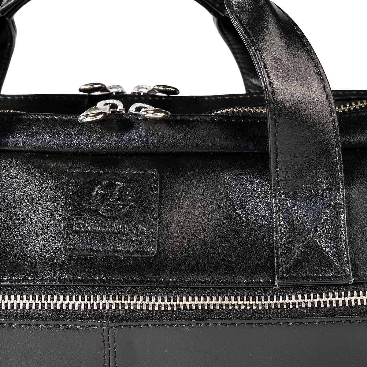 Detailaufnahme einer schwarzen Ledertasche mit Reißverschluss, Tragegriff und Logo-Emblem.