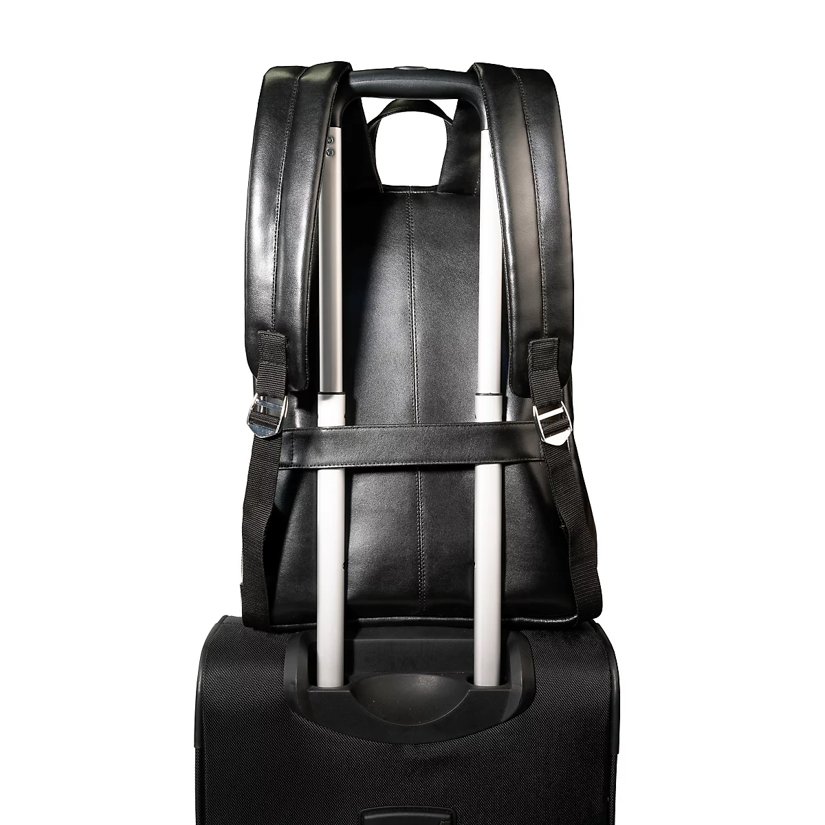 Schwarzer Lederrucksack, der auf einem schwarzen Rollkoffer angebracht ist. Der Rucksack hat zwei gepolsterte Schultergurte und einen Tragegriff.
