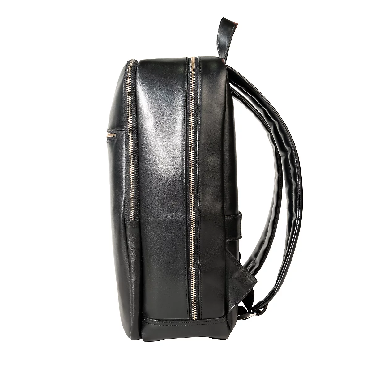 Schwarzer Lederrucksack, Seitenansicht. Zwei Reißverschlüsse und Tragegriff.