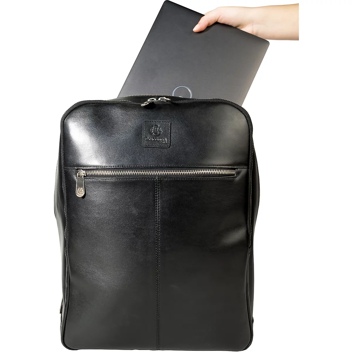 Schwarzer Lederrucksack, der geöffnet wird, um einen Laptop zu zeigen. Eine Hand hält den Laptop.