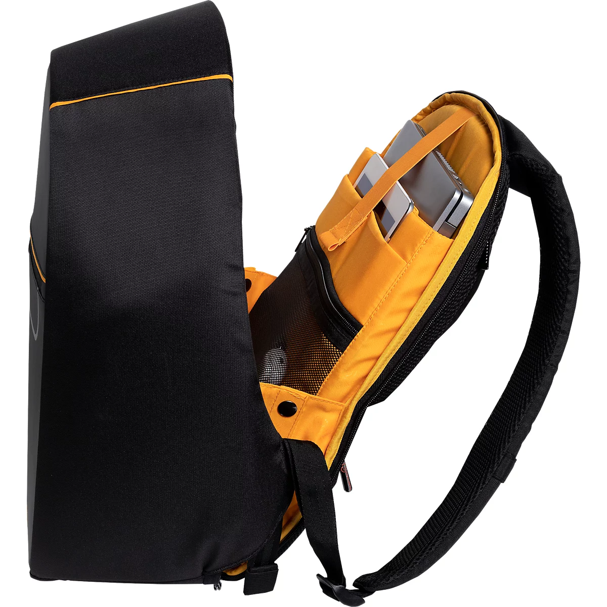 Schwarzer Rucksack mit gelbem Innenfutter, geöffnet. Im Inneren befinden sich Fächer und Geräte. Der Schultergurt ist sichtbar.