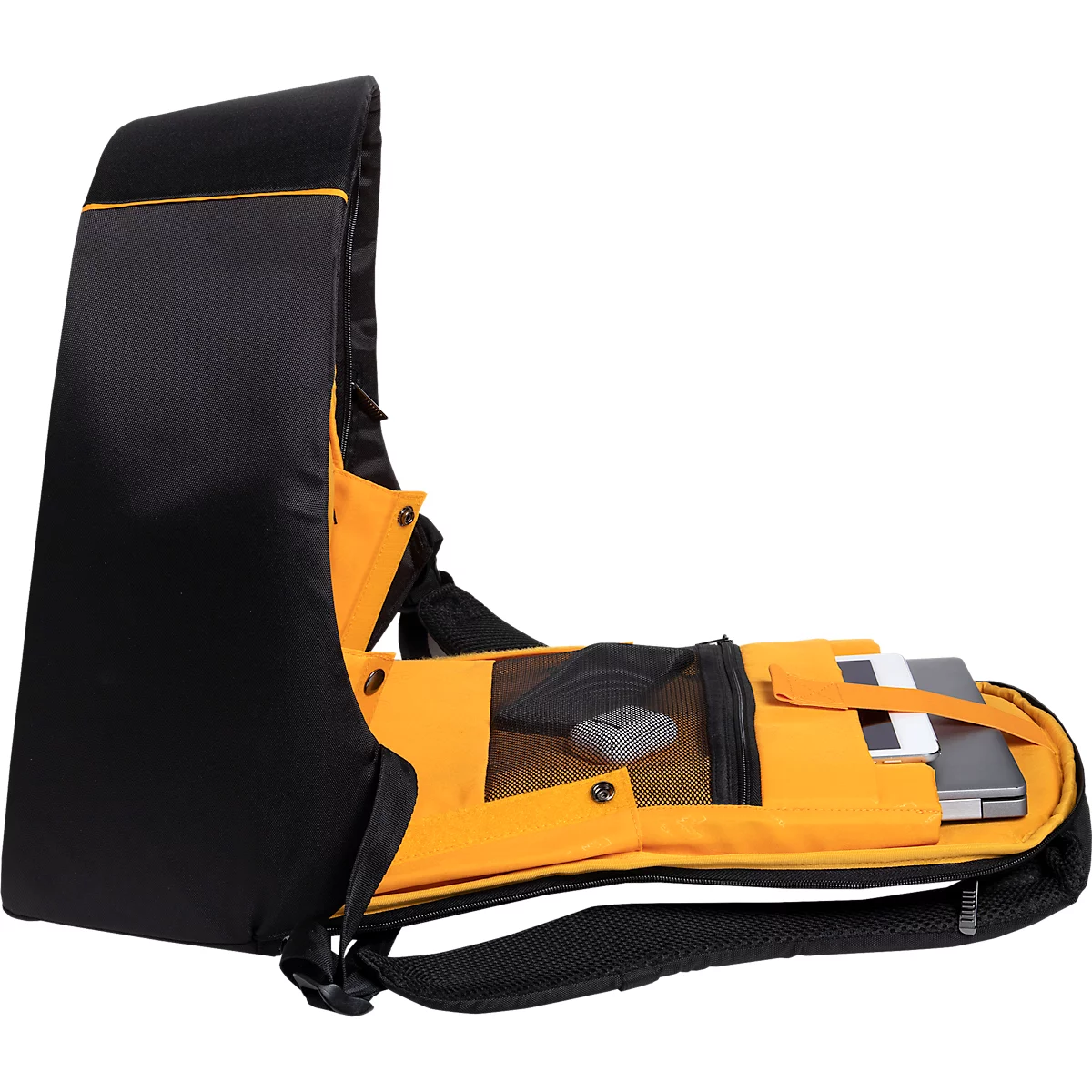 Schwarzer Rucksack mit orangefarbener Innenausstattung, geöffnet. Laptop, Maus und Karten sind sichtbar.