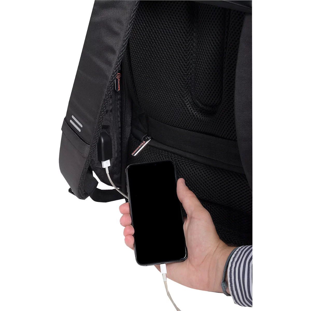 Ein Mann verbindet ein Smartphone mit einem USB-Anschluss im Rucksack. Dunkler Rucksack, weiße Ladekabel und Smartphone.