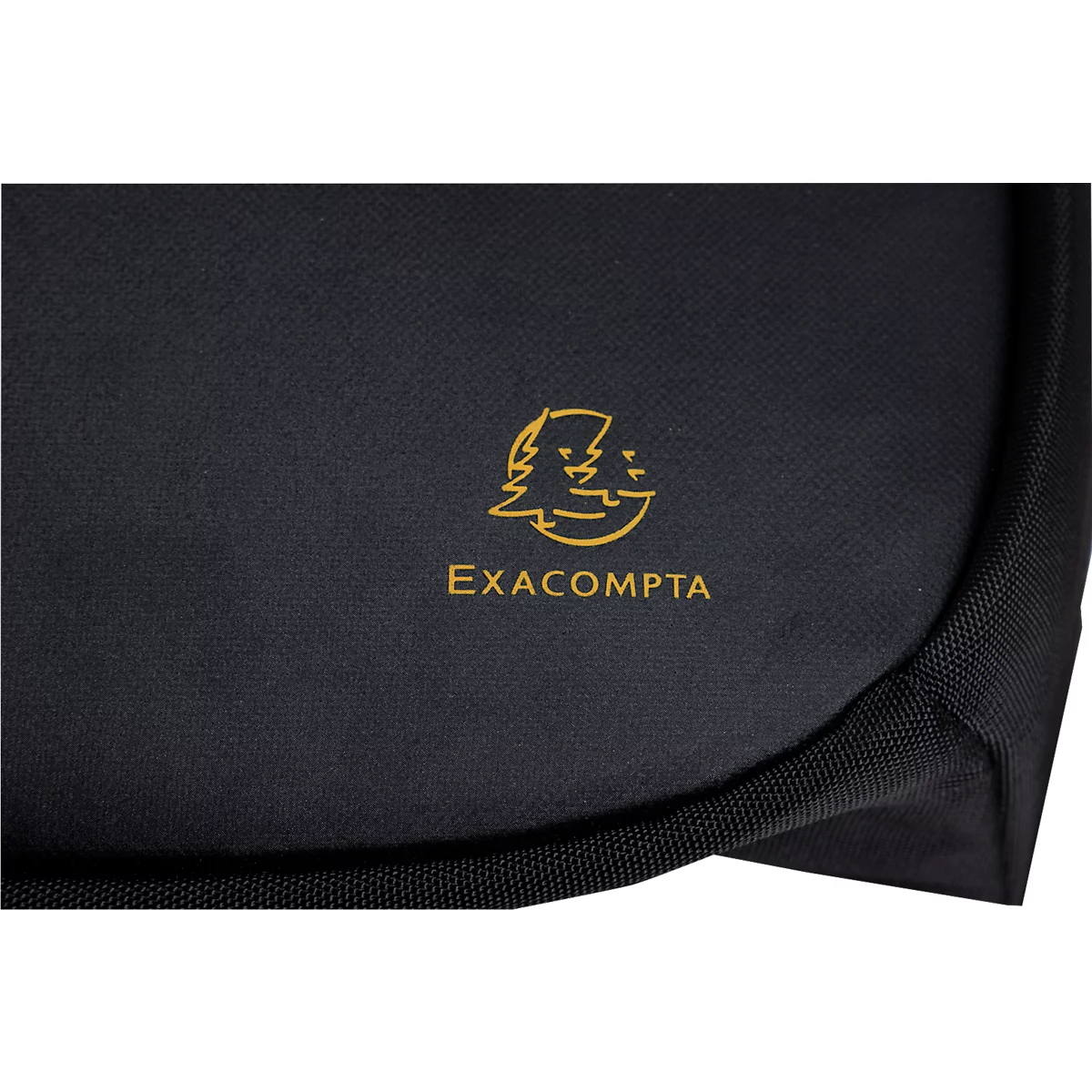 Close-up van een zwarte tas met een gouden logo, met de tekst EXACOMPTA.