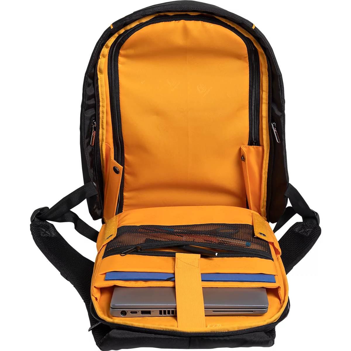 Zwarte rugzak, oranje binnenkant, met laptop en documenten. Open tas met ritsen en schouderbanden.