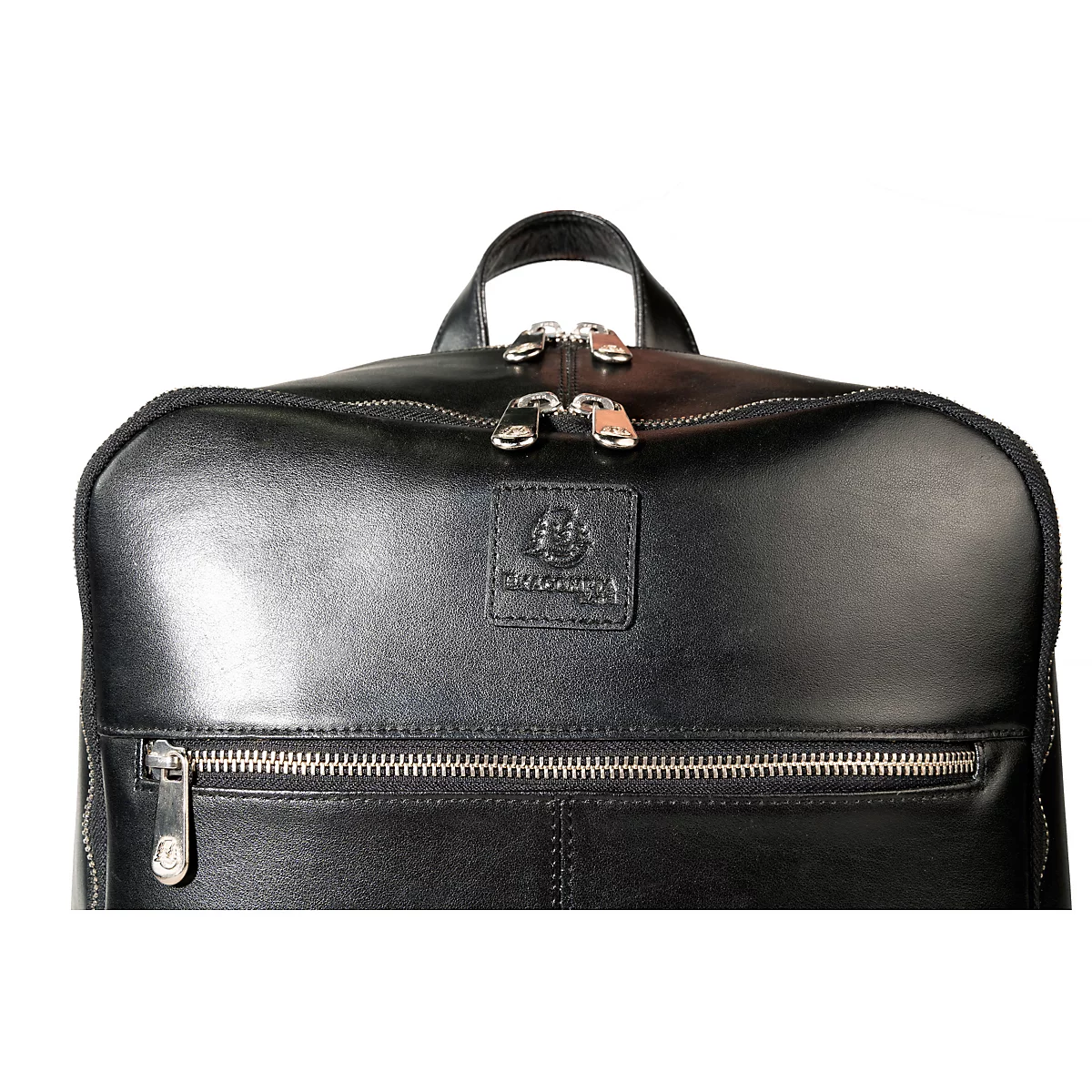 Sac à dos en cuir noir, détails : fermetures éclair, poignée, logo de la marque.