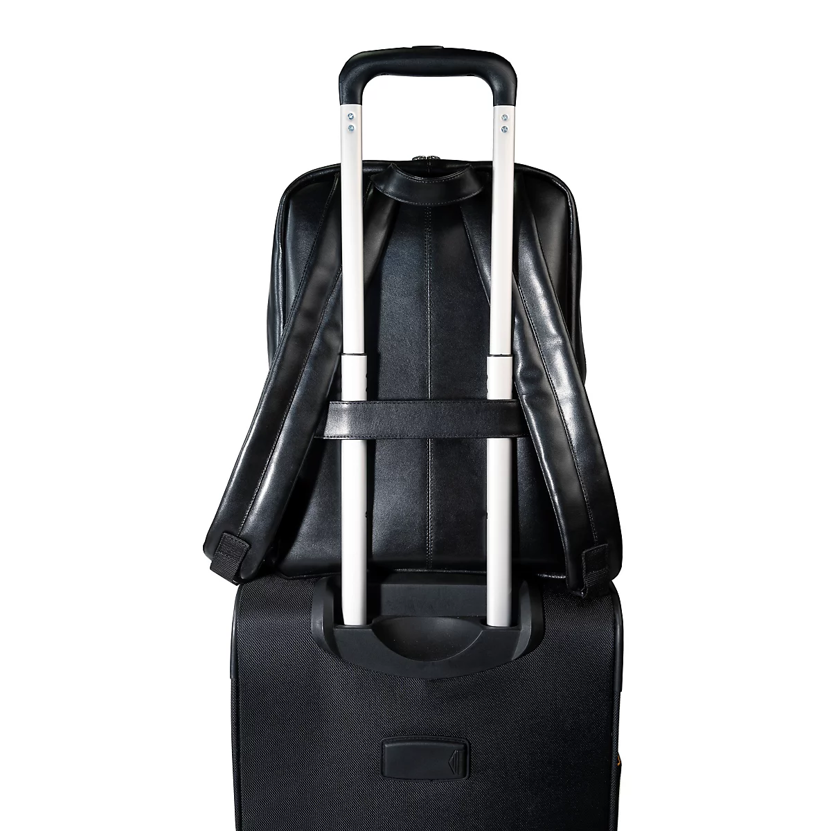 Sac à dos noir sur une valise avec poignée rétractable, vue de détail arrière.