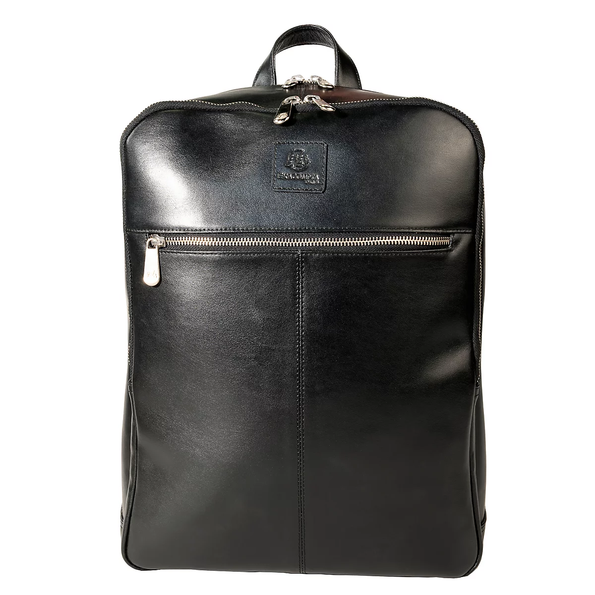 Sac à dos en cuir noir, forme rectangulaire, poche zippée sur le devant, boucle de transport sur le dessus.