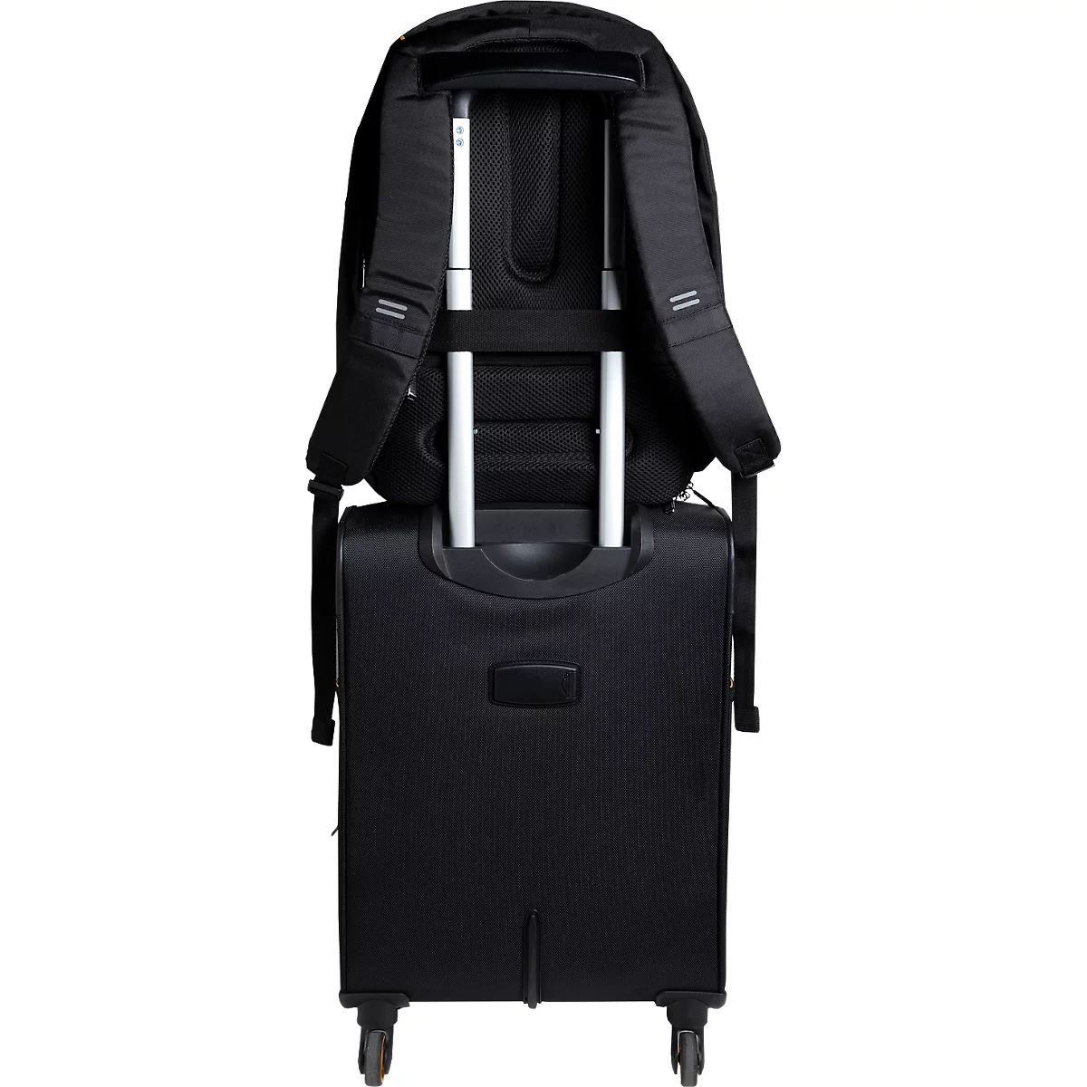 Sac à dos noir sur une valise noire avec poignée télescopique. Vue arrière des bagages.