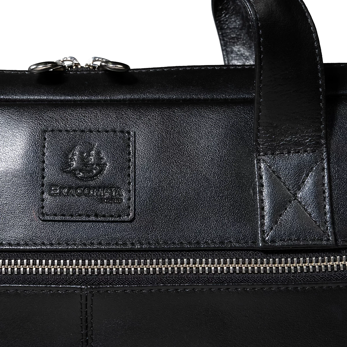 Gros plan d'un sac en cuir noir avec fermeture éclair, poignée et écusson logo.