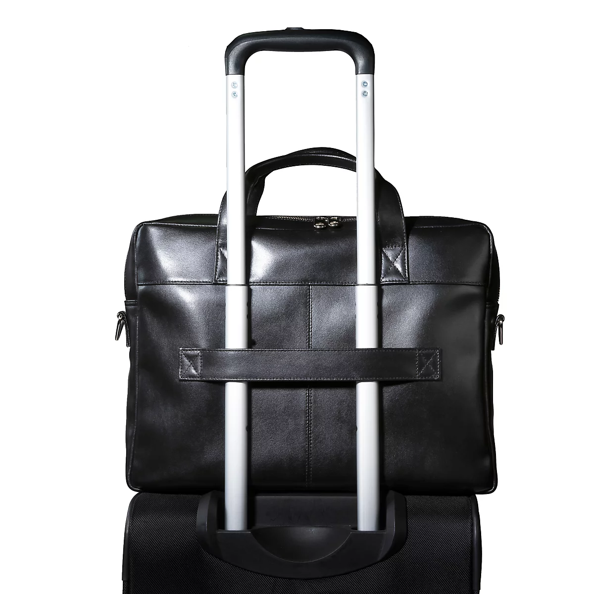 Mallette noire montée sur une valise à roulettes sur fond blanc. La poignée est étendue.