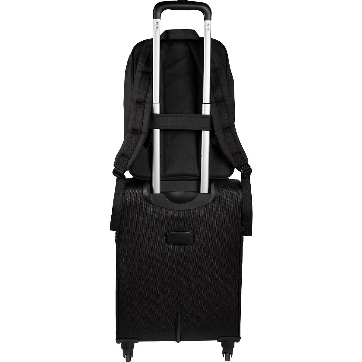 Schwarzer Trolley mit Rucksack. Der Rucksack wird auf dem Trolley transportiert. Beide sind vor weissem Hintergrund abgebildet.