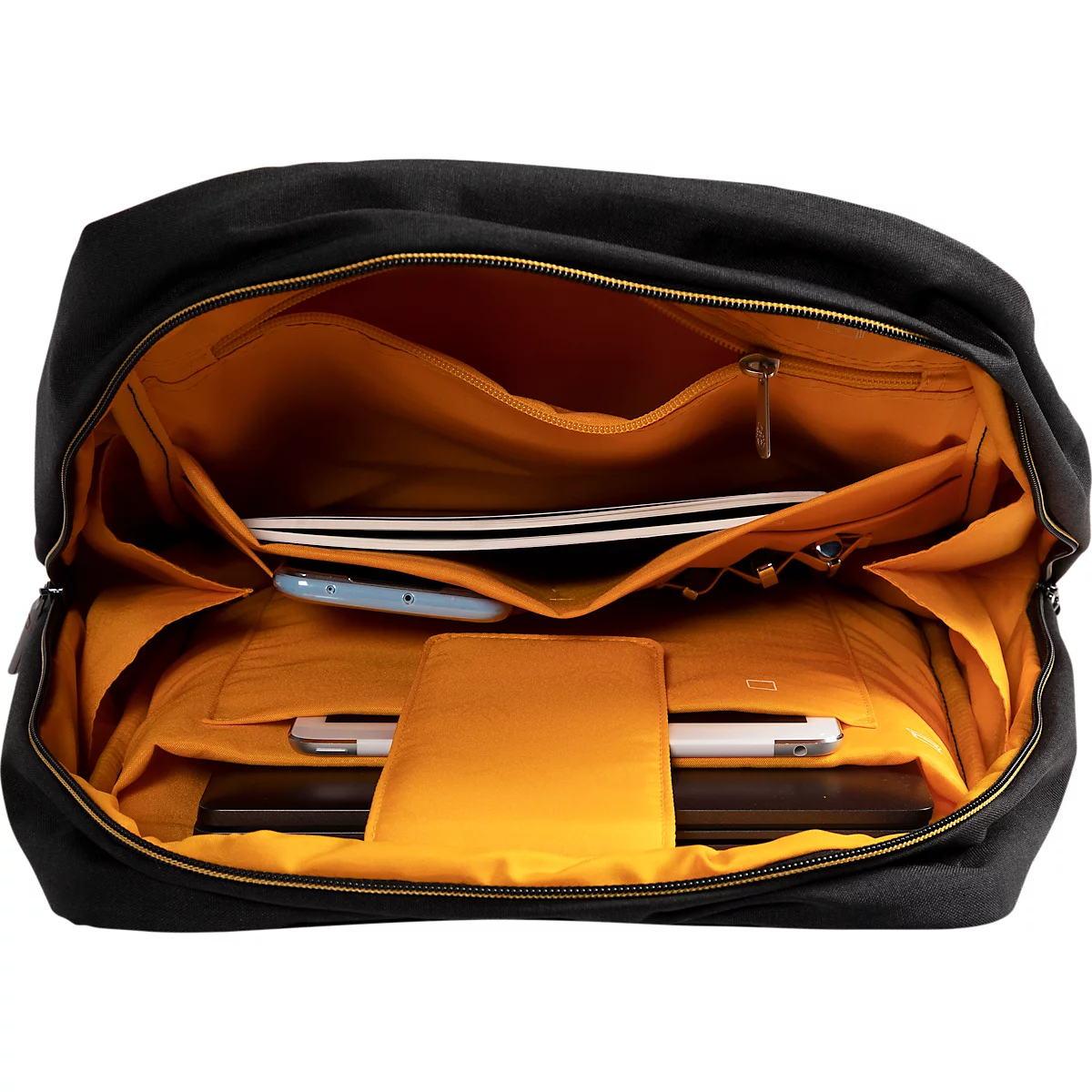 Zwarte rugzak met gele voering. Binnenin bevinden zich een laptop, een tablet, een mobiele telefoon, een koptelefoon en andere items.