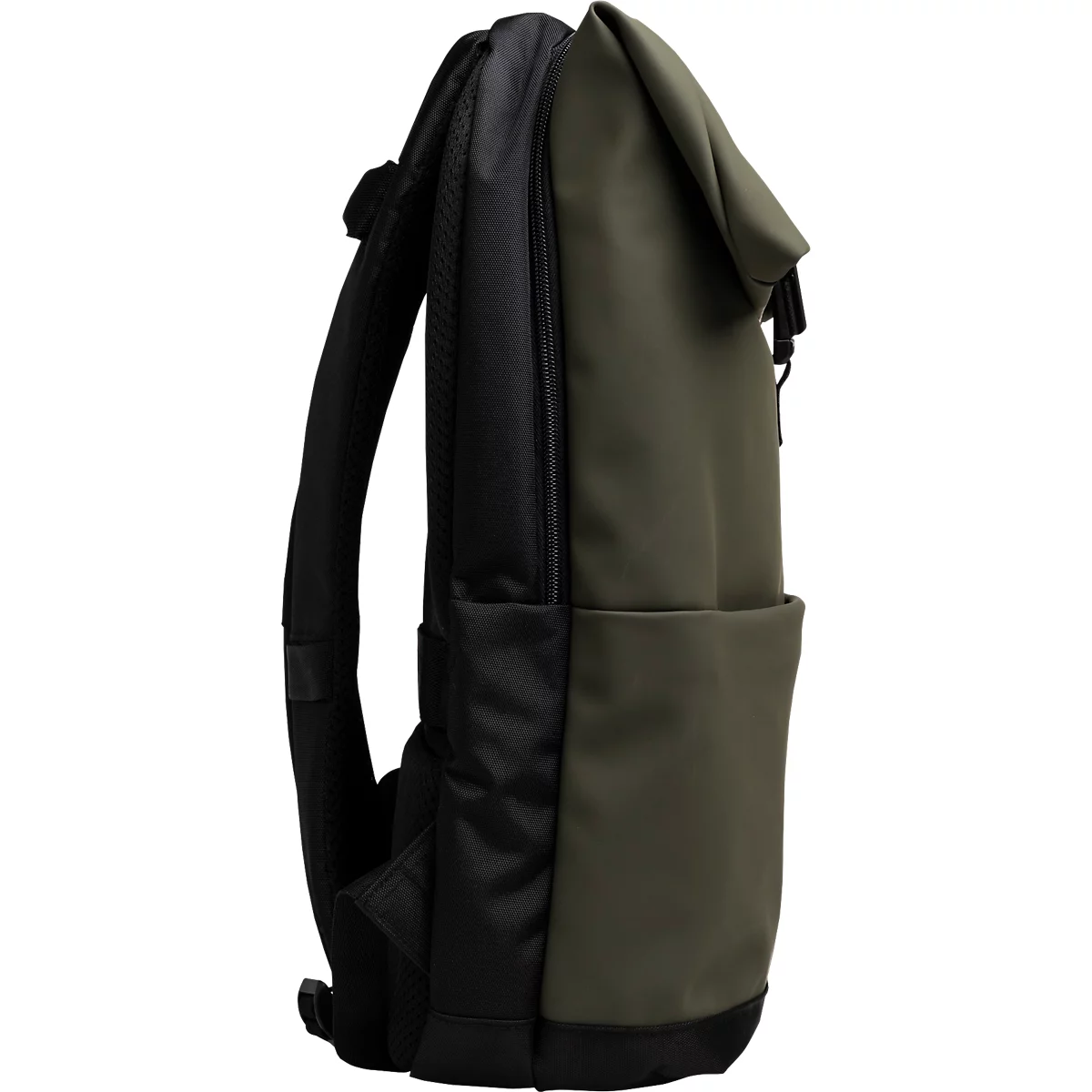 Ein olivgrüner und schwarzer Rucksack, seitlich betrachtet. Mit Schultergurten, einer Tasche und einer überlappenden Abdeckung.