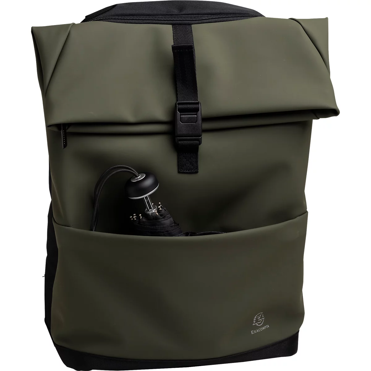 Olivgrüner Roll-Top-Rucksack mit schwarzem Verschluss, offener Fronttasche mit Regenschirm. Logo unten rechts.