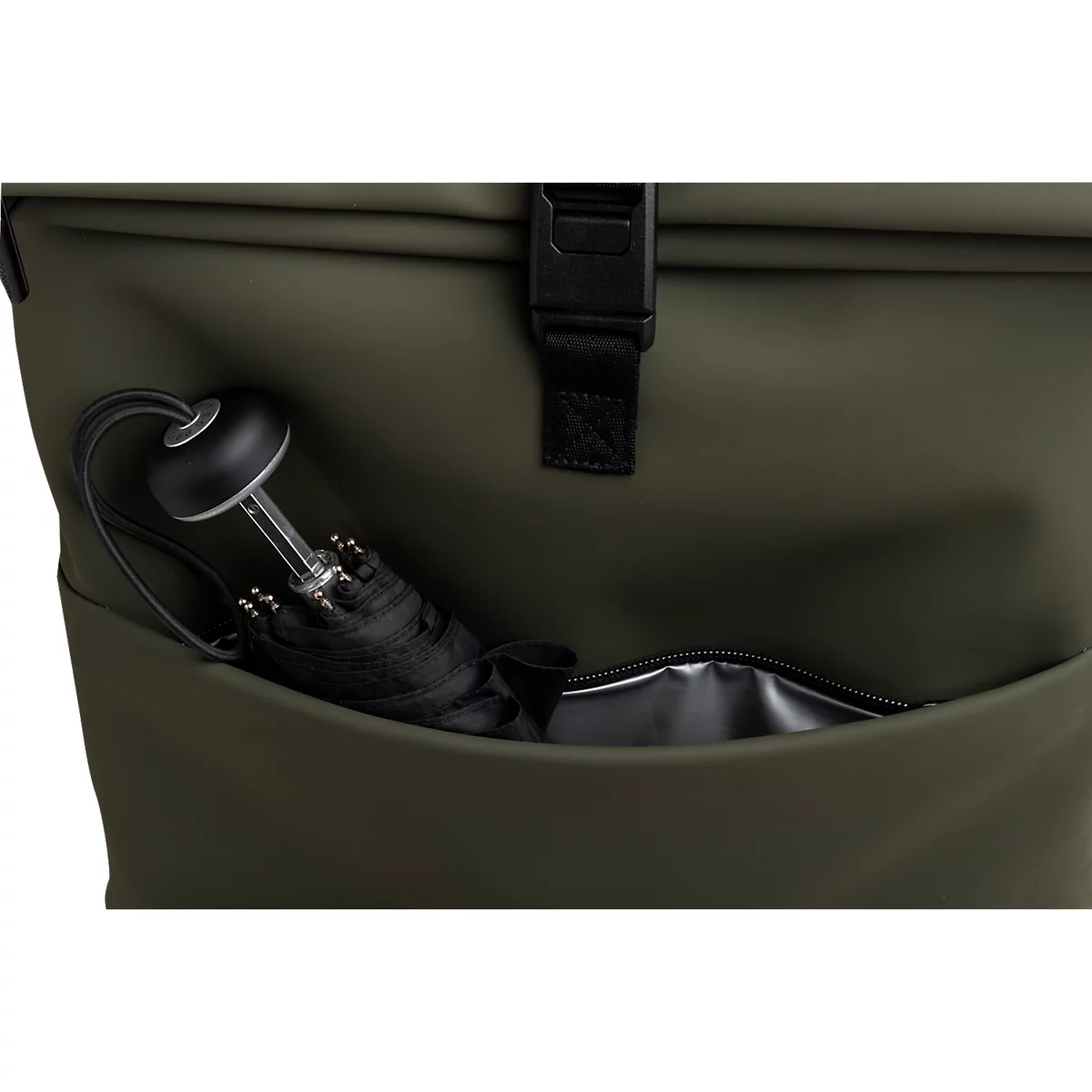 Dunkelgrüner Rucksack mit einer schwarzen Innentasche, in der ein kleiner Regenschirm steckt.