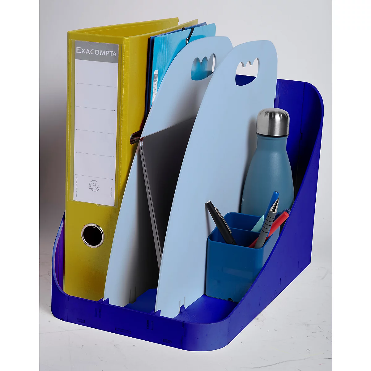 Organisateur de bureau bleu avec dossiers, bouteille d'eau et stylos.