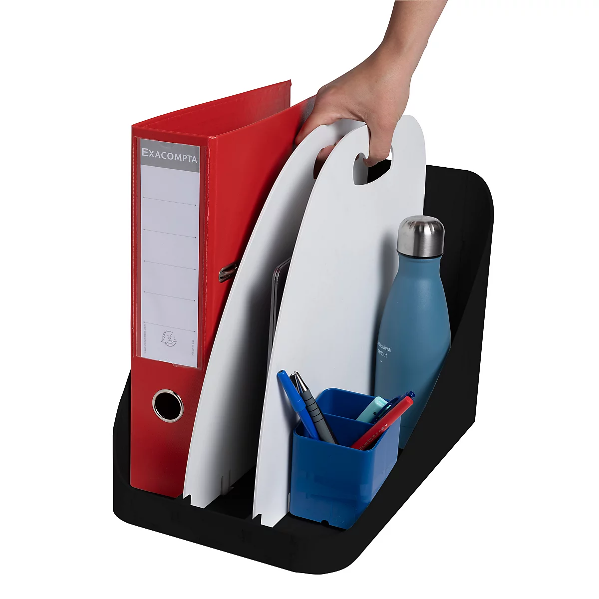 Schwarzer Dokumentenhalter, gefüllt mit rotem Ordner, weißem Trenner, Flasche und Stiften, von Hand gehalten.