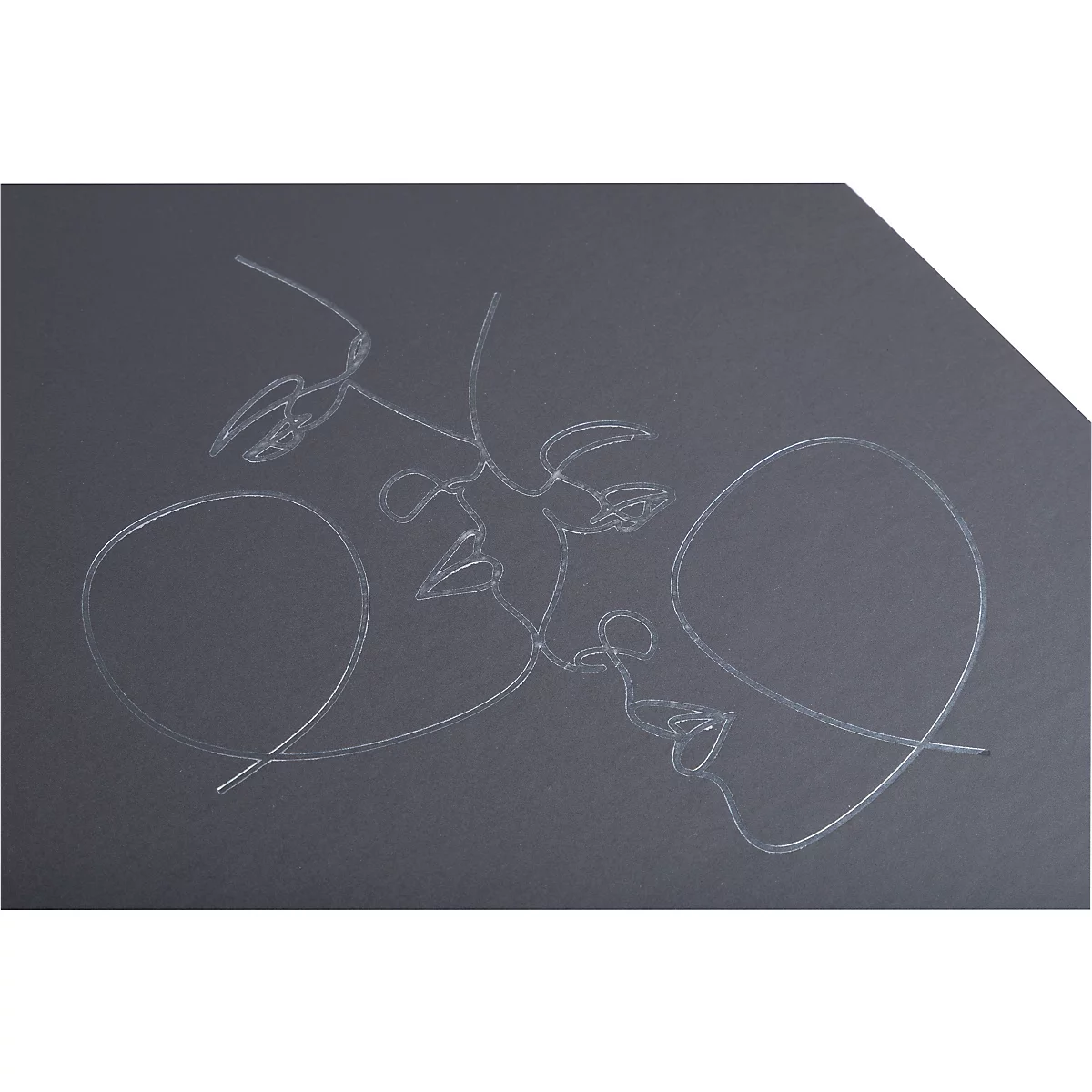 Schwarzgrauer Hintergrund mit einer filigranen weißen Strichzeichnung zweier Gesichter, die sich küssen.