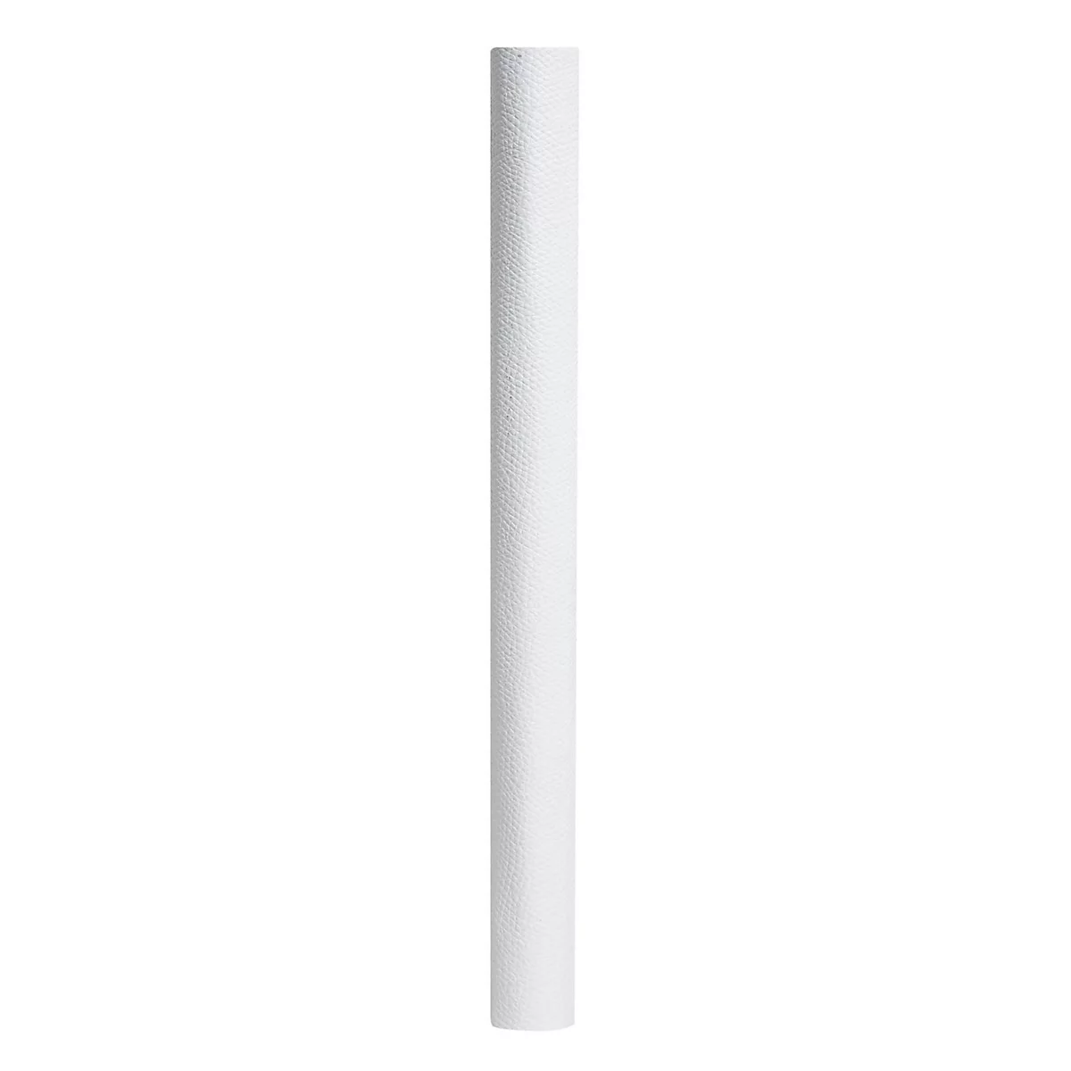 Opgerolde, witte behangrol tegen een witte achtergrond. Het behang heeft een fijne, gestippelde textuur.