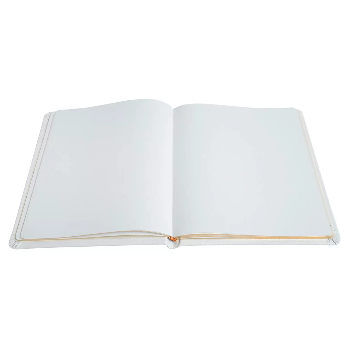 Een open, blanco boek gebonden in licht wit. De pagina's zijn ook wit. De rug is lichtbruin.