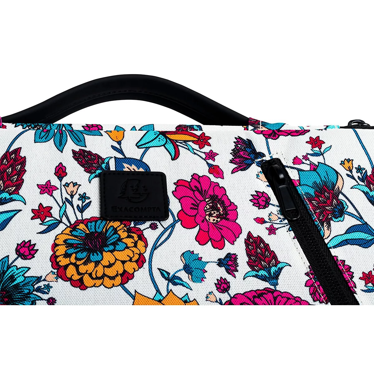 Détail d'un sac à motifs floraux. Poignée noire, fermeture éclair, logo de la marque.