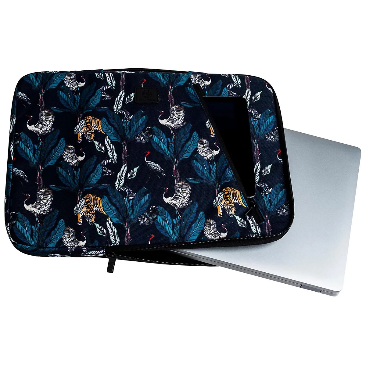 Housse d'ordinateur portable bleu foncé avec motif jungle et motifs de tigres. À l'intérieur, un ordinateur portable et une tablette.