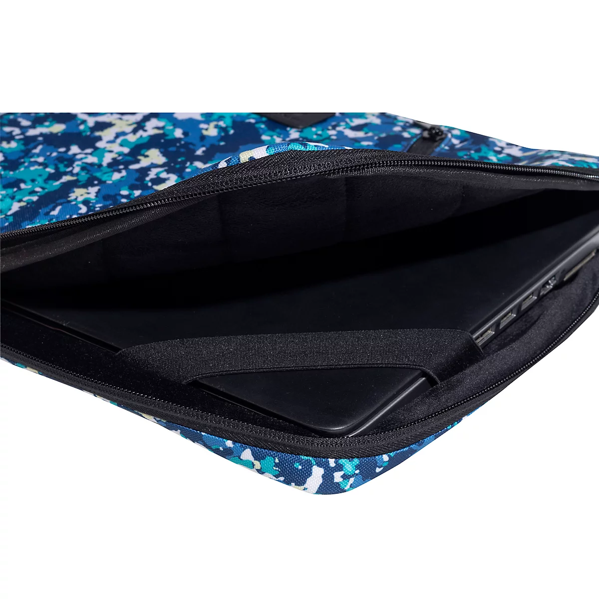 Une housse pour ordinateur portable camouflage bleu montrant un ordinateur portable à l'intérieur. La fermeture éclair et une fermeture velcro sont visibles.