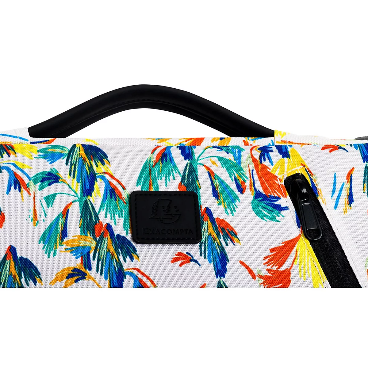 Gros plan sur un sac avec un motif de palmiers colorés. Poignée noire, fermeture éclair, étiquette.